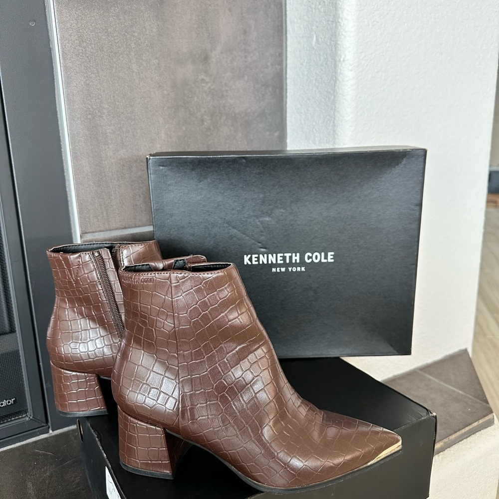Keneth Cole Brown Ankle Boots